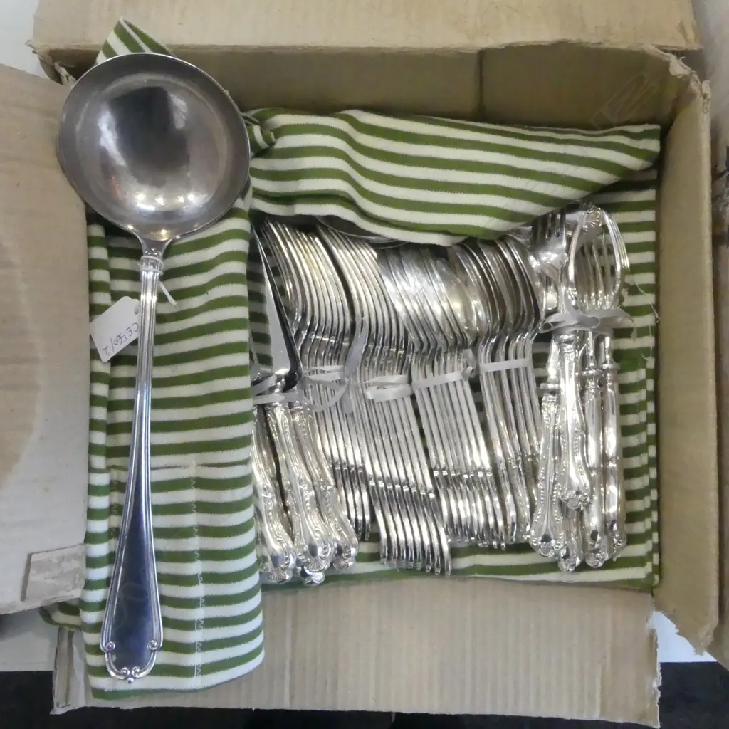 8 PLACE MAPPIN & WEBB RUSSELL PATTERN SILVER PLATE CUTLERY SERVICE Image 1++