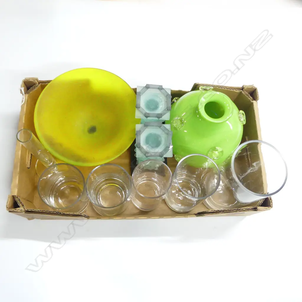 TRAY OF MODERN GLASS VASES CANDLESTICKS & COMPORT DIA250MM Image 1++