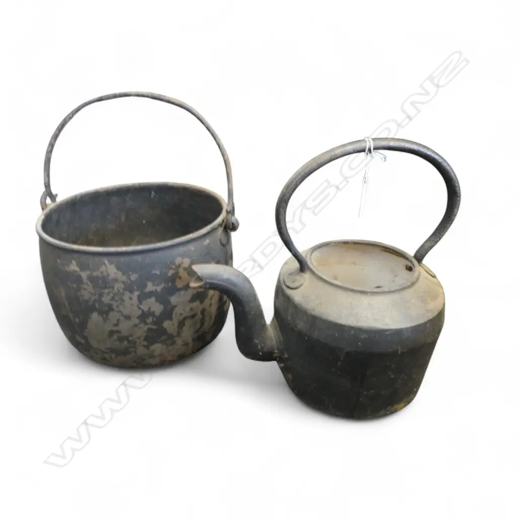 OLD CAST IRON TEAPOT H.300mm & COOKING POT Image 1++