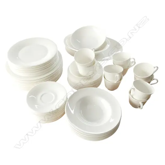 WHITE ROYAL DOULTON INNOCENCE / WISTFUL DINNER SERVICE