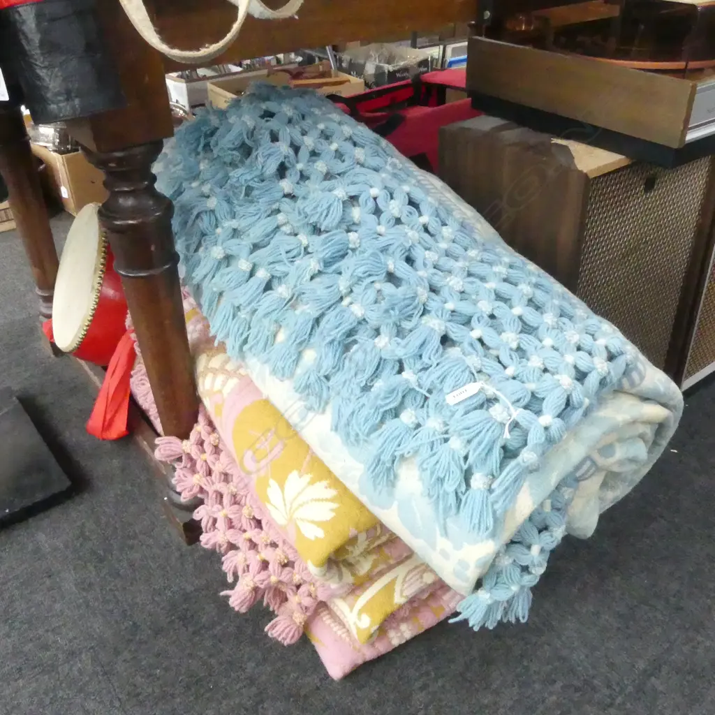3 RETRO BED SPREADS  Image 1++