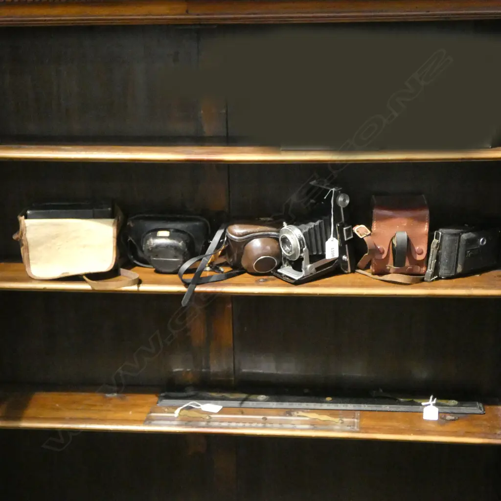 6 VINTAGE HAND HELD CAMERAS Image 1++