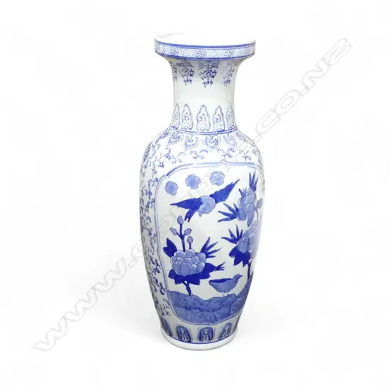 TALL CHINESE B/W VASE H610MM