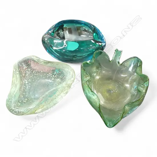 3 PCES MURANO; 2 PALE GREEN (1 LEAF FORM) + BLUE L.165mm