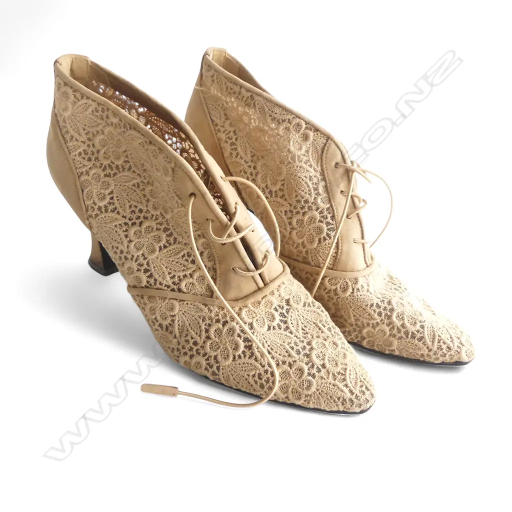PAIR OF AMERICAN LACE ANTIQUE STYLE SHOES SIZE 8 Image 1++