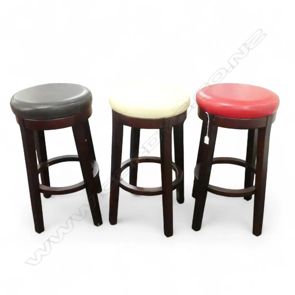 3 BAR STOOLS H.685mm Image 1++