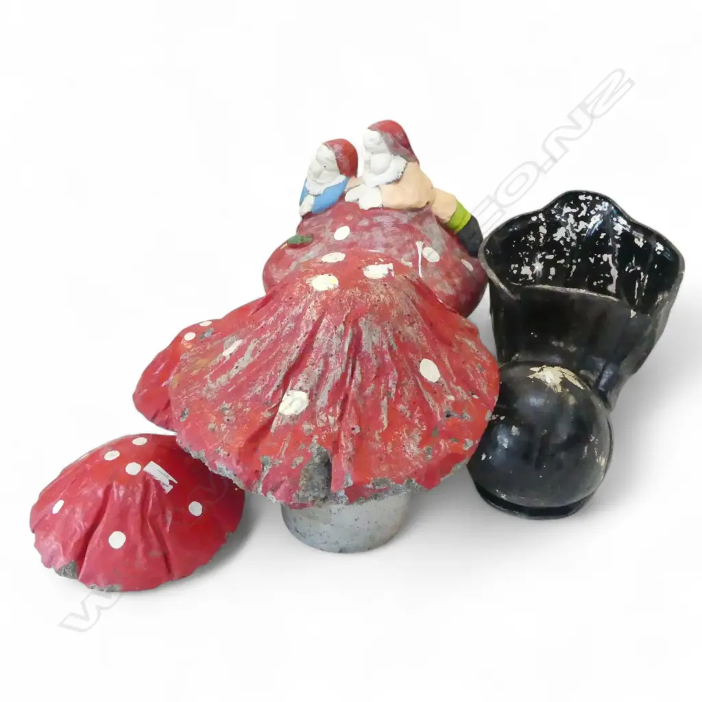 5 GARDEN BITS; 4 CONCRETE MUSHROOMS + BLACK CERAMIC SHOE AF Image 1++