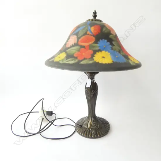 TIFFANY STYLE TABLE LAMP w. HONG KONG CORD H.530mm