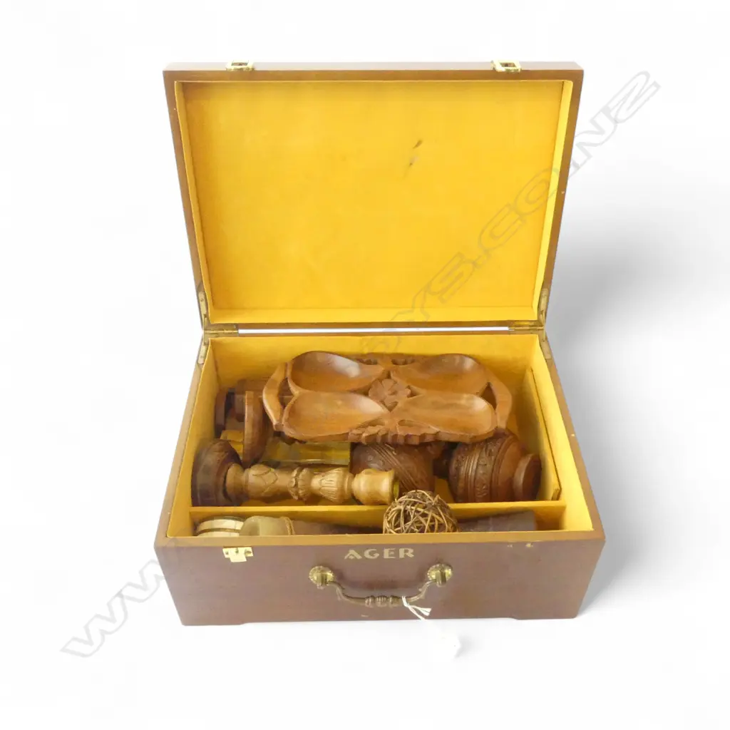  WOODEN BOX +  CONTENTS  Image 1++