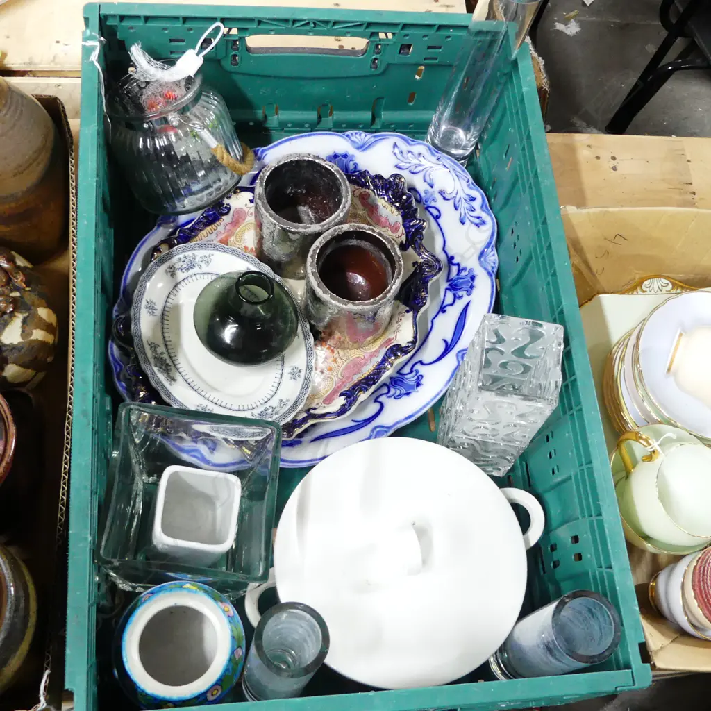 TRAY OF VINTAGE DINNERWARE GLASS VASES ETC Image 1++