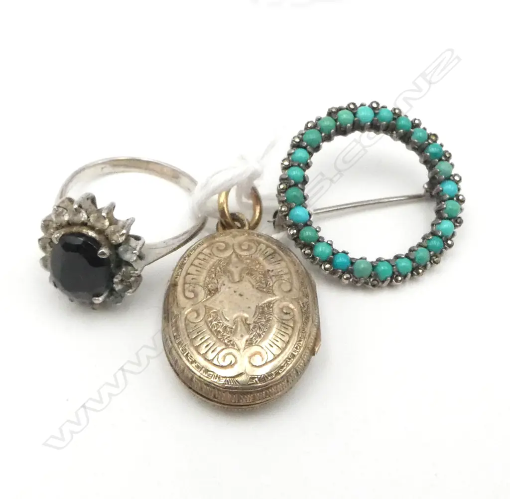 THREE SILVER ITEMS - LOCKET/BROOCH/RING Image 1++