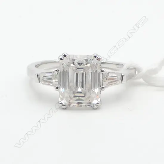STG SILVER & 3ct MOISSANITE RING, excellent brilliant cut, colour D w.7.9mm, 2.7gms