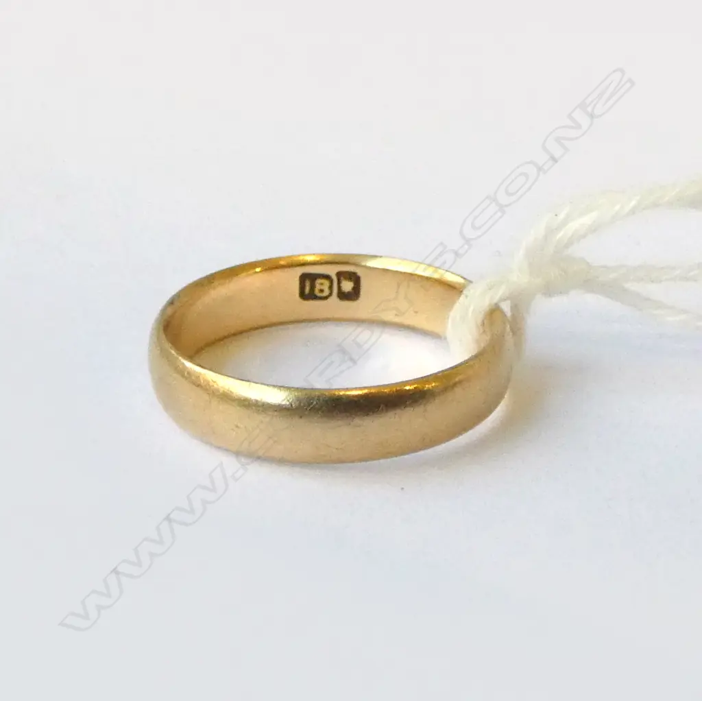 18ct YELLOW GOLD WEDDER, SIZE L½, 3.3gms Image 1++