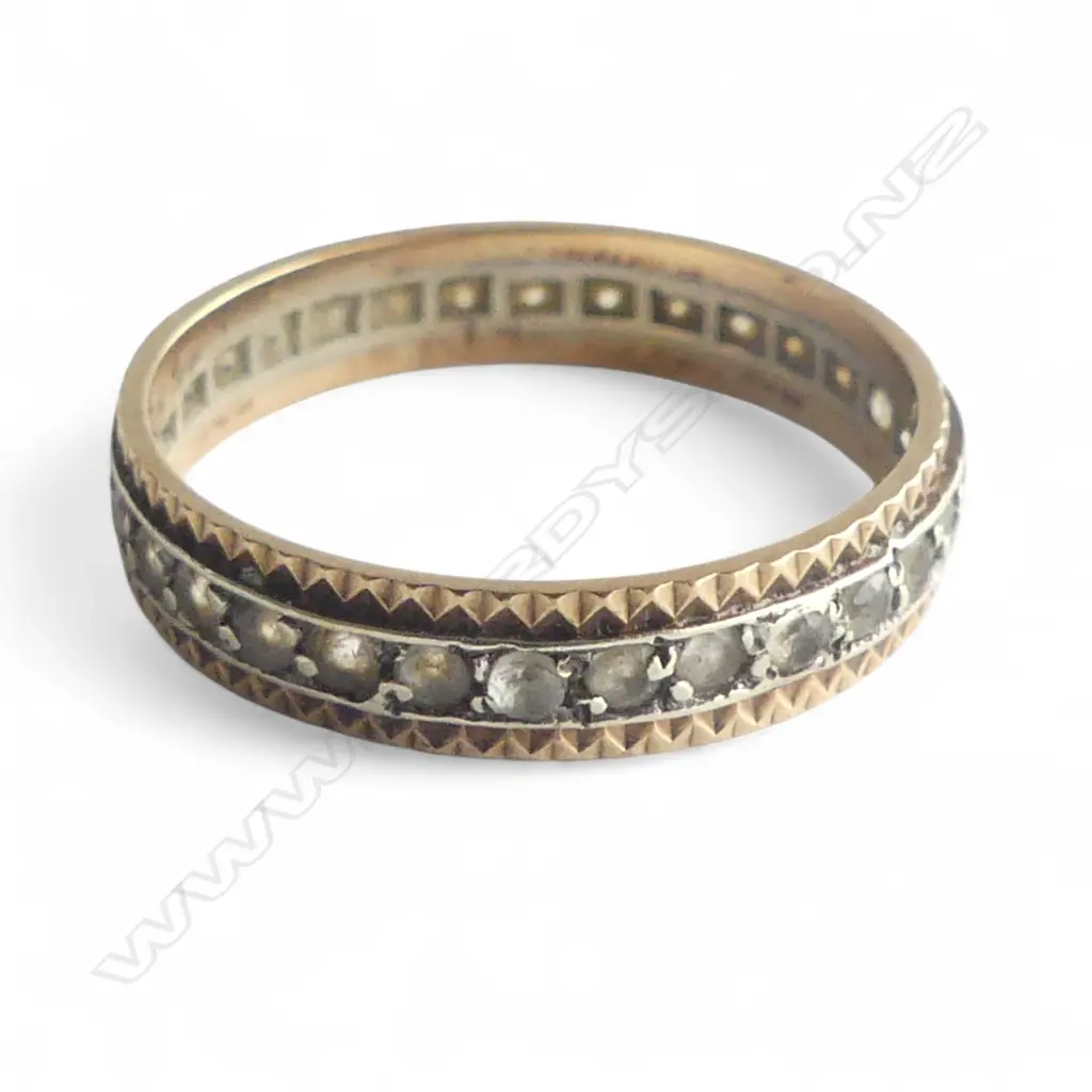 9ct GOLD & WHITE STONES ETERNITY RING 1.97gms SIZE M Image 1++