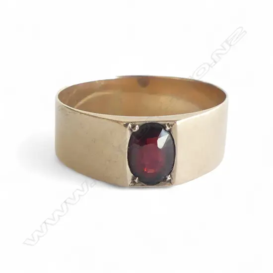 9CT GOLD & GARNET MEN'S RING, SIZE V, 3.97gm