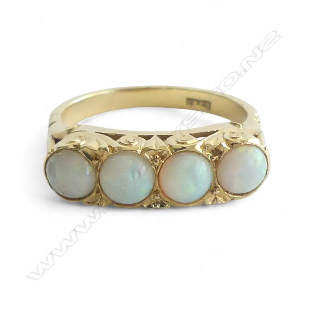 18CT GOLD AND OPAL RING 4.12gms Image 1++