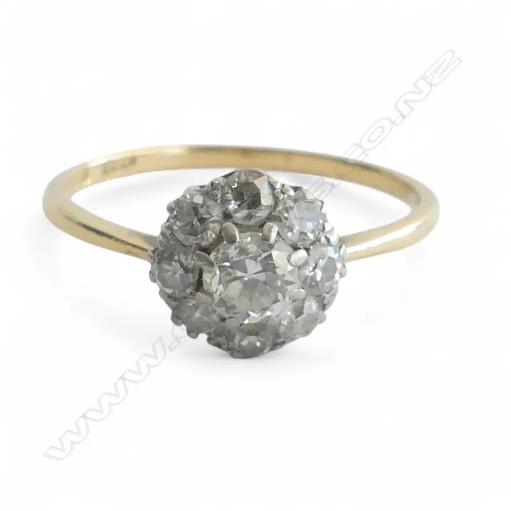 18CT GOLD AND DIAMOND CLUSTER RING 2.02gms Image 1++