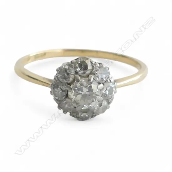 18CT GOLD AND DIAMOND CLUSTER RING 2.02gms