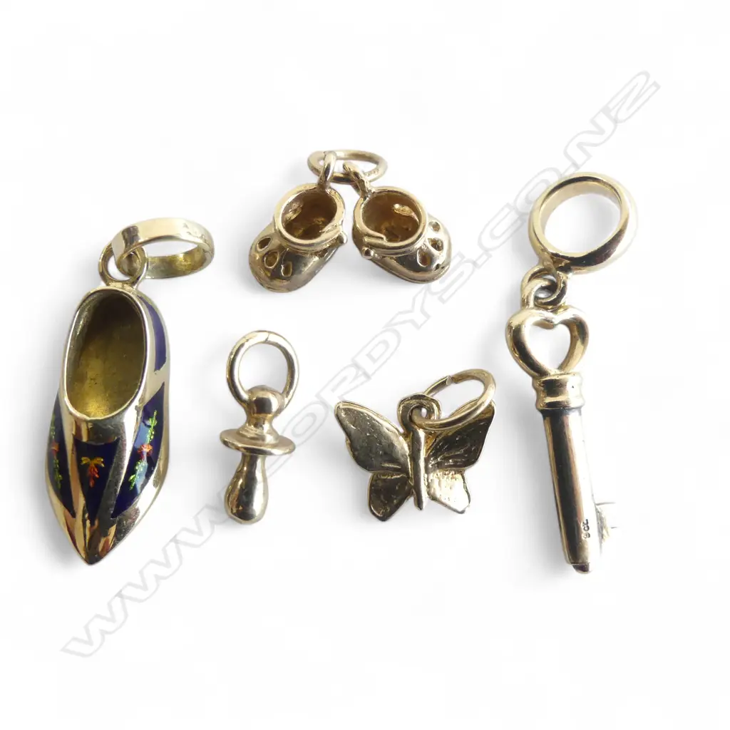 5 9CT CHARMS, 6.1gms Image 1++