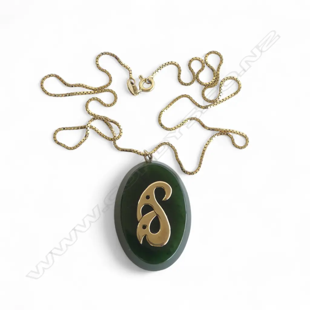 POUNAMU & GOLD PENDANT on 9ct CHAIN Image 1++