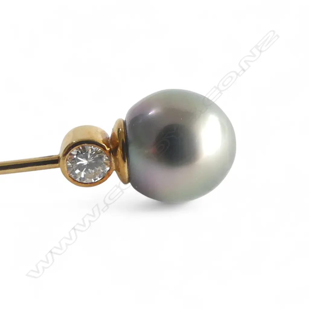 18ct GOLD STICK PIN w grey South Seas cultured pearl & modern brilliant cut DIAMOND approx. 0.15ct or better. 3.78gms Image 1++