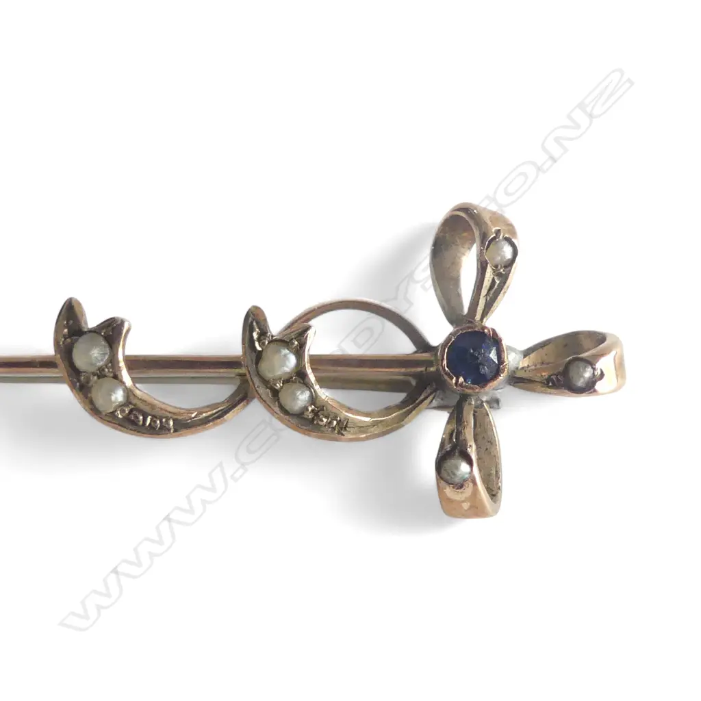 ANTIQUE 9ct GOLD BROOCH RIBBON w SAPPHIRE & SEED PEARLS 2.88gms Image 1++