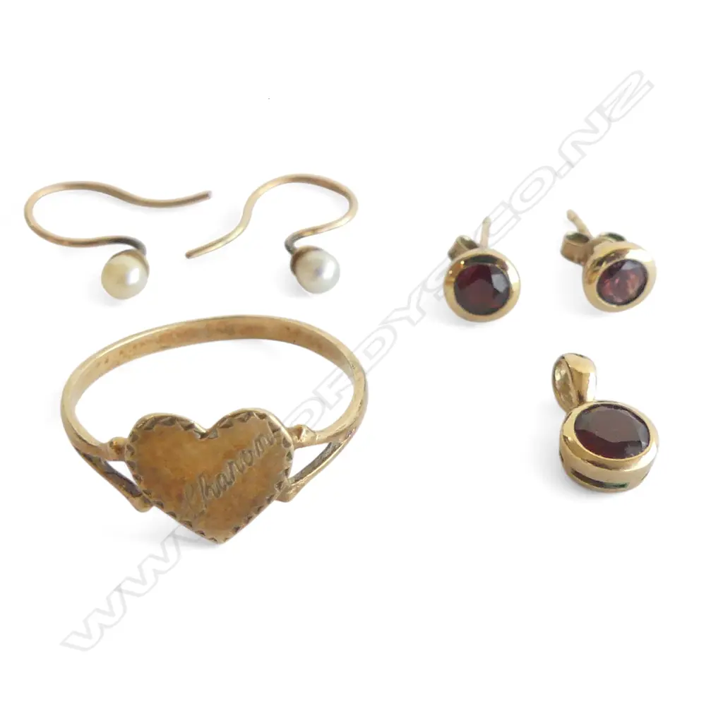 GOLD RING, 2 PRS EARRINGS, PENDANT 3.1gms Image 1++