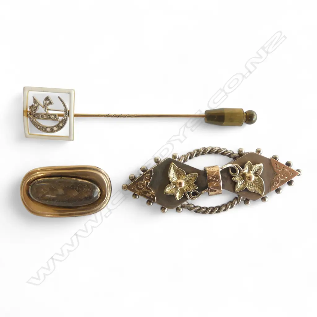 3 PCES GOLD JEWELLERY; STG BAR BROOCH W.50mm, VICTORIAN WOVEN HAIR BROOCH 2.1gms, 15CT 'E' PIN 2.1gms Image 1++