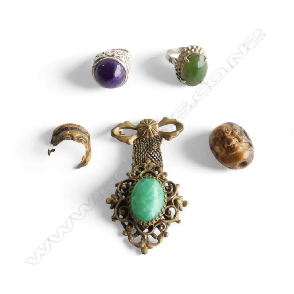 2 SILVER RINGS, VINTAGE BROOCH (FAULTS) & 2 ORIENTAL BEADS Image 1++