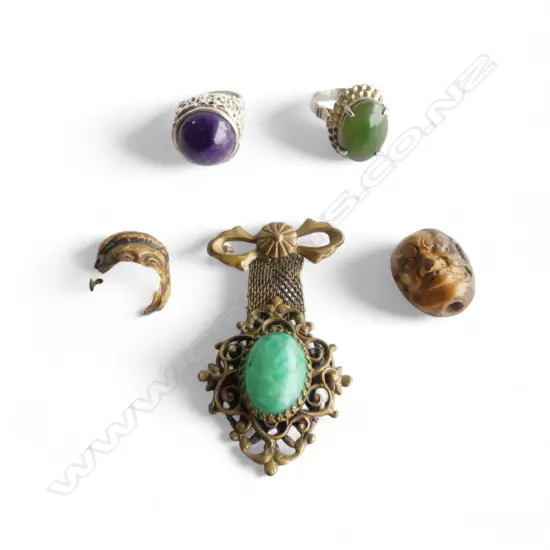 2 SILVER RINGS, VINTAGE BROOCH (FAULTS) & 2 ORIENTAL BEADS