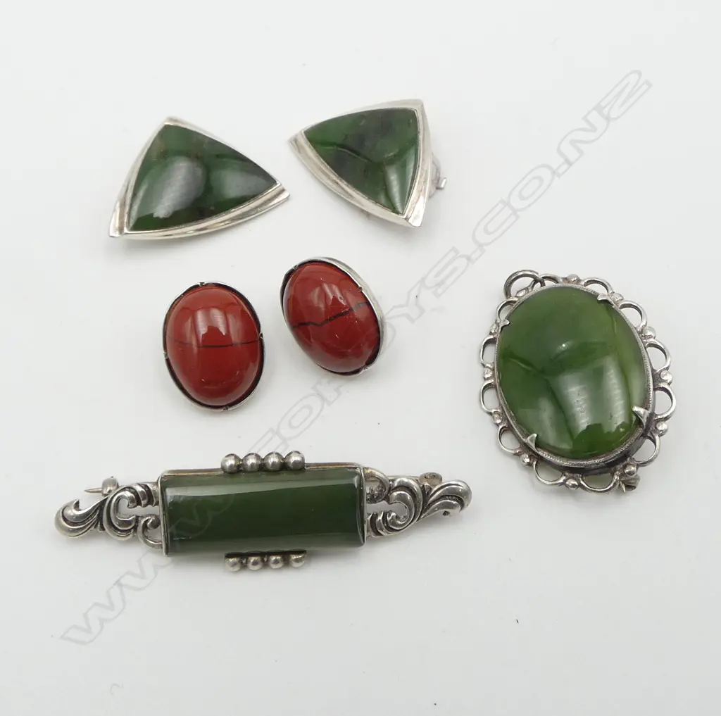 4 PCES SILVER JEWELLERY; 3 PCES GREENSTONE, PR RED STONE EARRINGS Image 1++