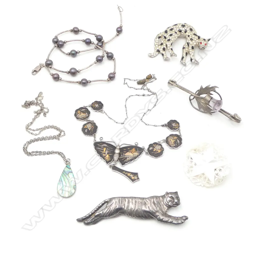 ASSORTED SILVER AND COSTUME JEWELLERY Image 1++