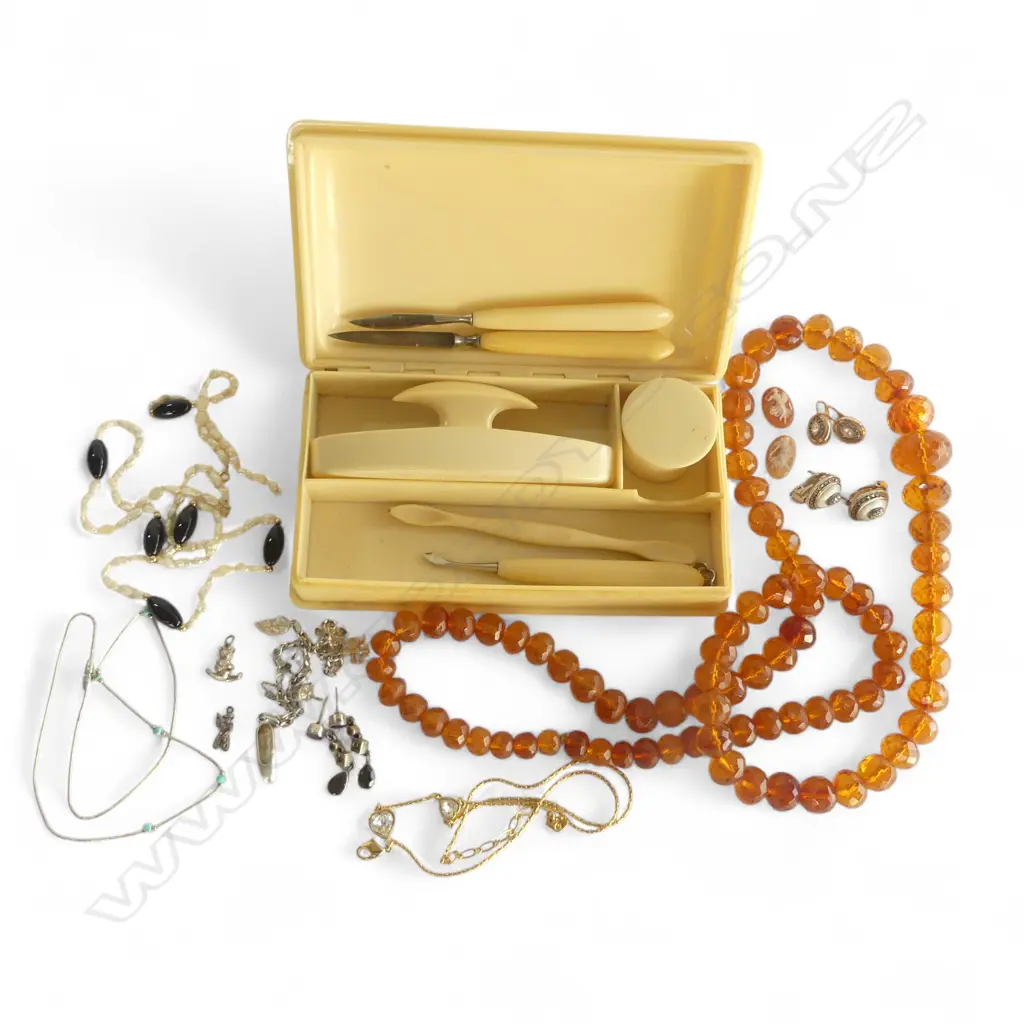 ASST. JEWELLERY, INCL STG, AMBER COLOURED BEADS, IVORINE VANITY SET Image 1++
