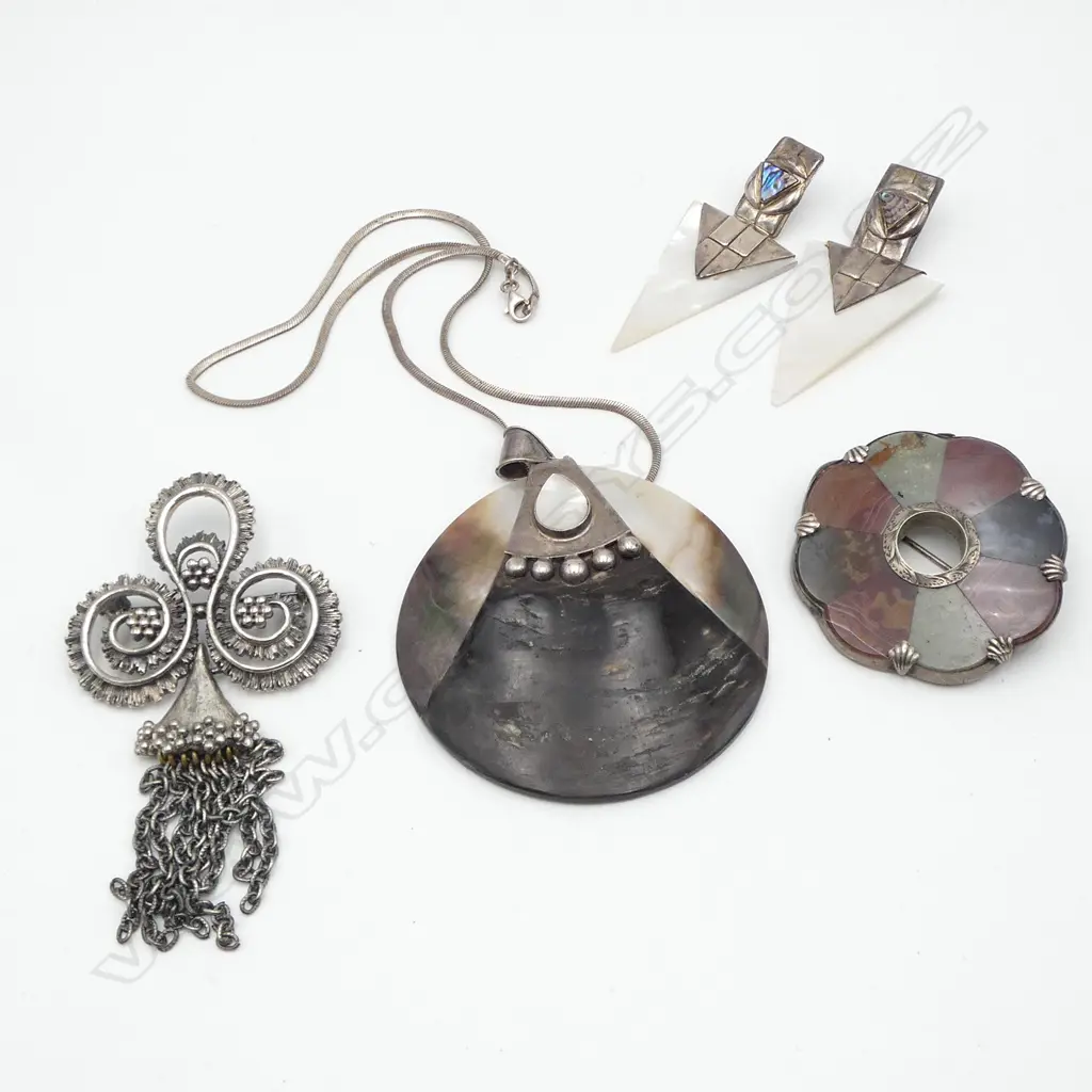 SCOTTISH SILVER & AGATE BROOCH, METAL BROOCH & SILVER MOP PENDANT NECKLACE Image 1++