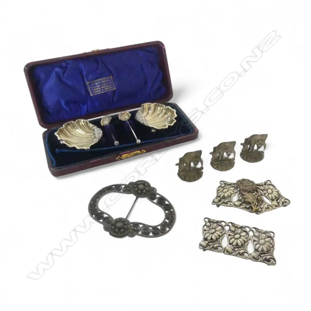 3 DUTCH SILVER COWS + PR SCALLOP SALTS 87gms + 4 BUCKLES Image 1++