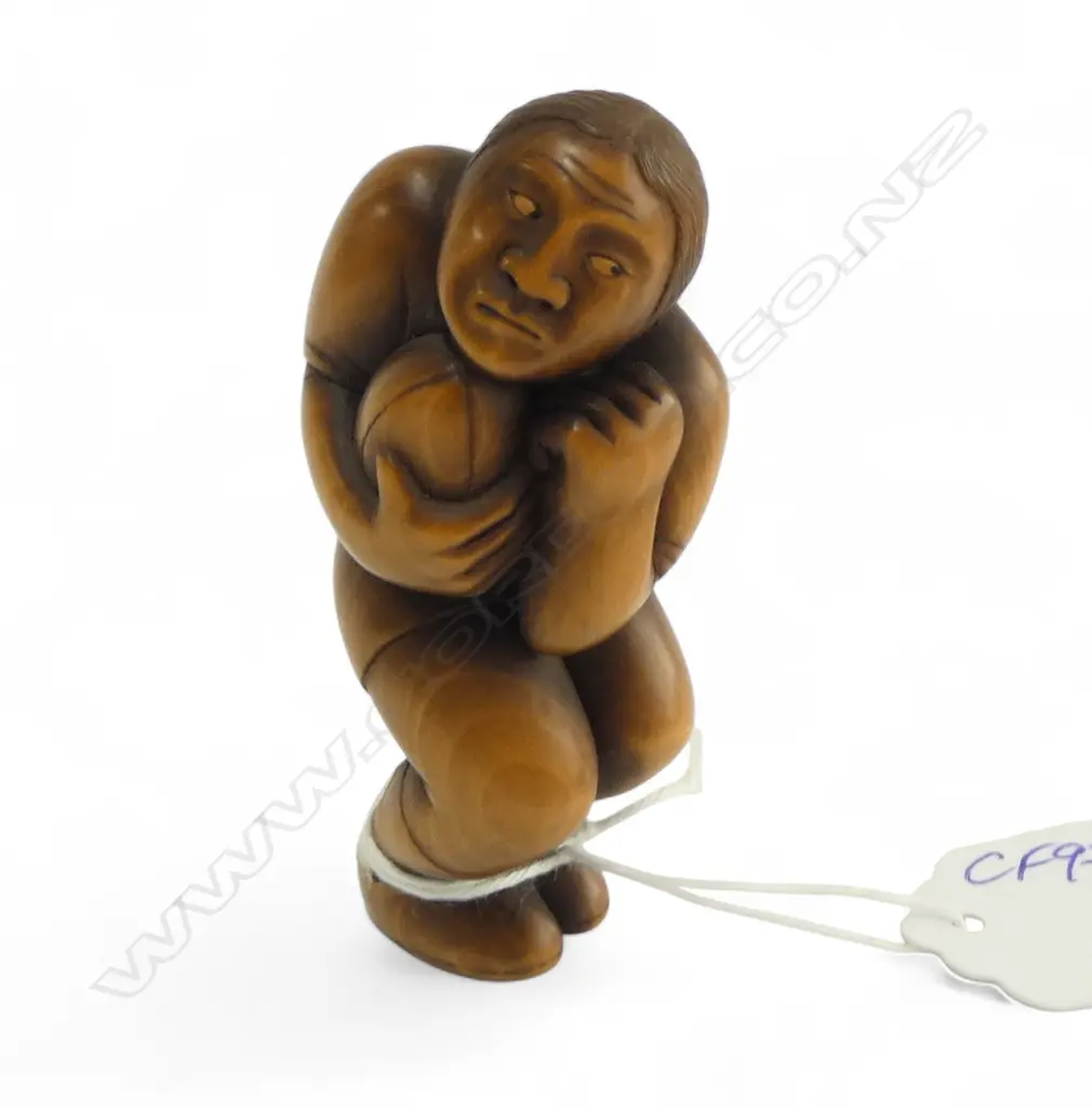 JAPANESE QUALITY CARVED OKIMONO OF A RUGBY PLAYER beautifully carved w expression H.78mm  Image 1++