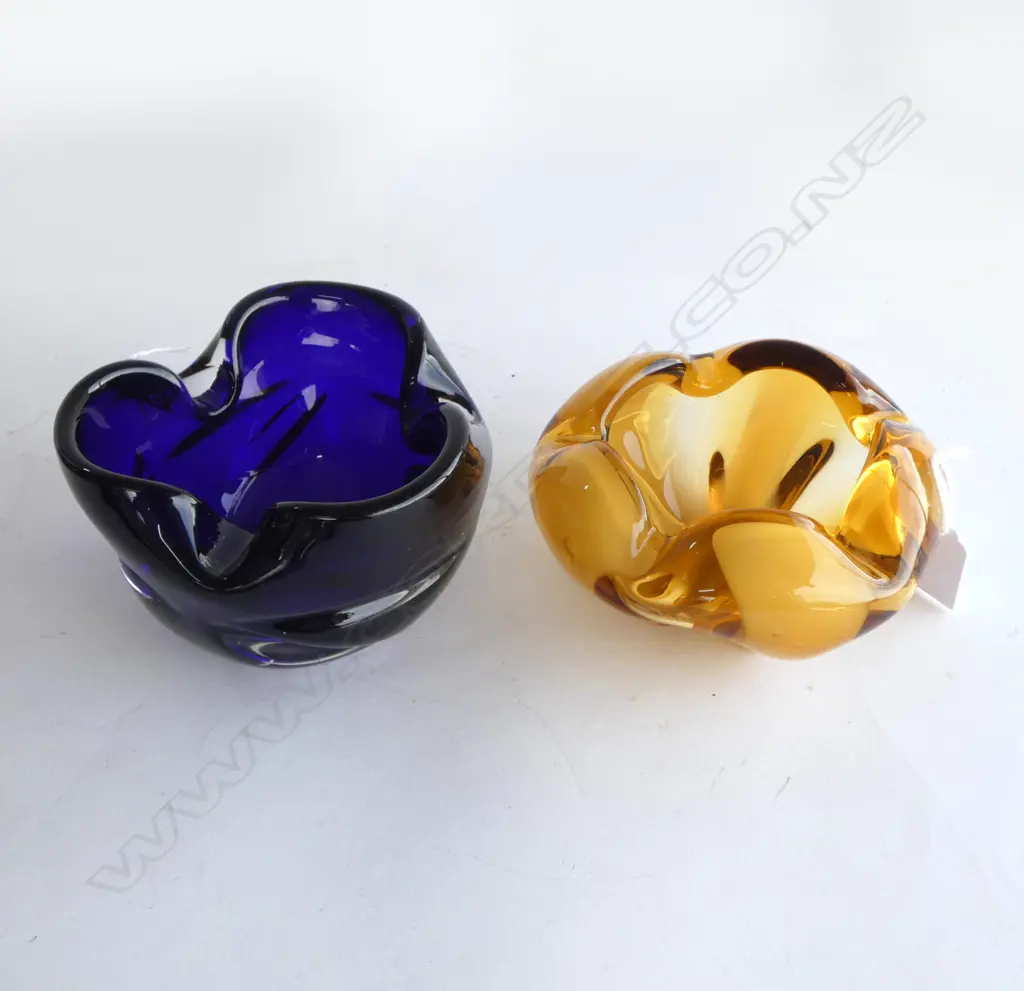 2 MIDCENTURY STUDIO GLASS BOWLS BLUE DIA140MM AMBER DIA150MM Image 1++