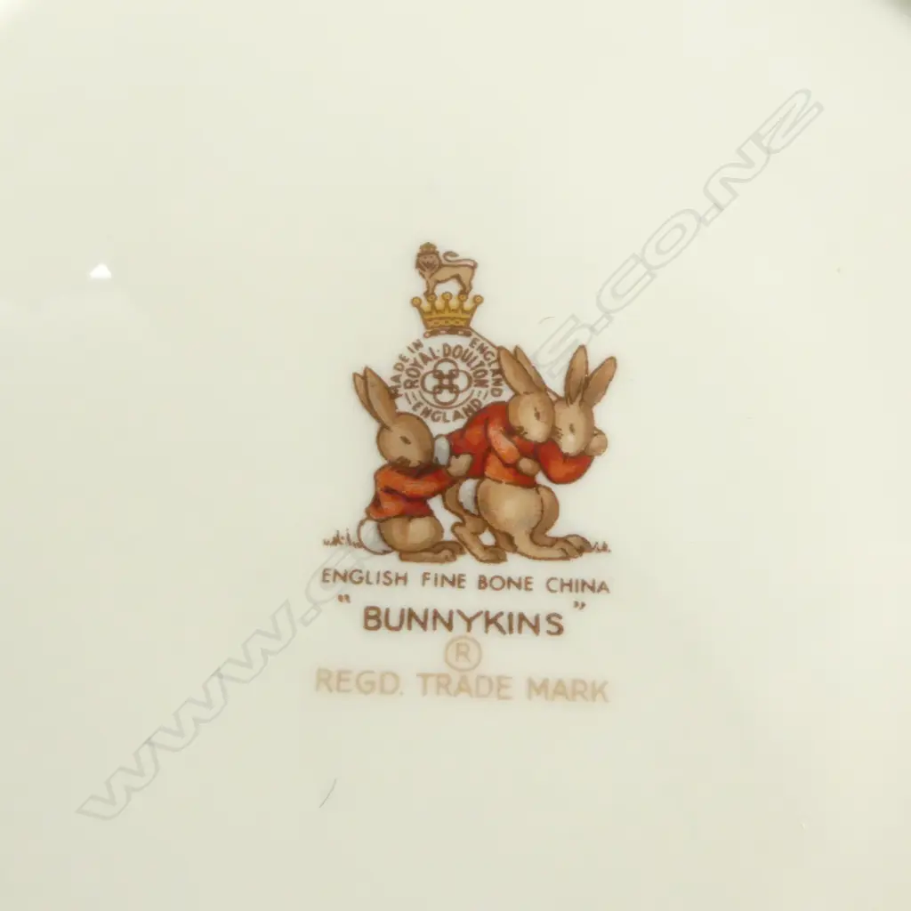 BUNNYKINS PLATE + VILLEROY & BOCH DUTCH OVEN Dia.210mm Image 1++