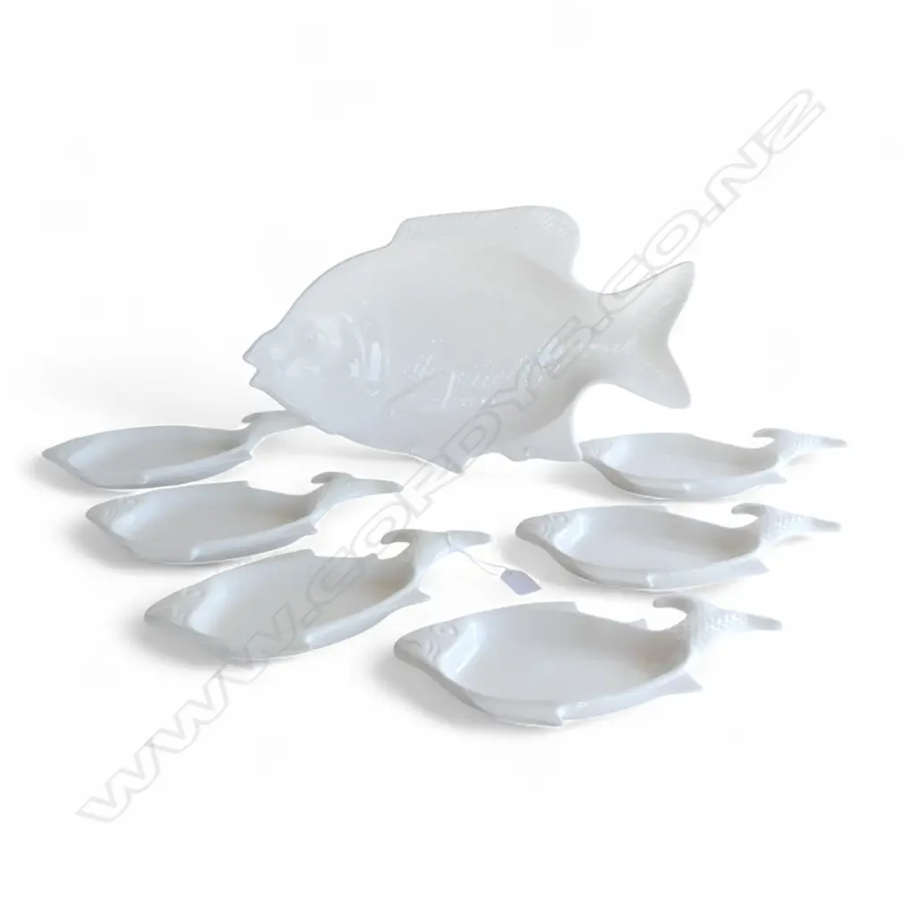VINTAGE CERAMIC FISH SET 6 PLATES & PLATTER SIGNED TO BASE, L.280MM L.440MM Image 1++