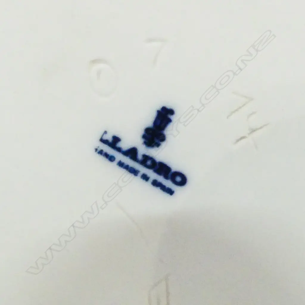 LLADRO #4713 GIRL JEWELLERY DISH H.180mm Image 1++