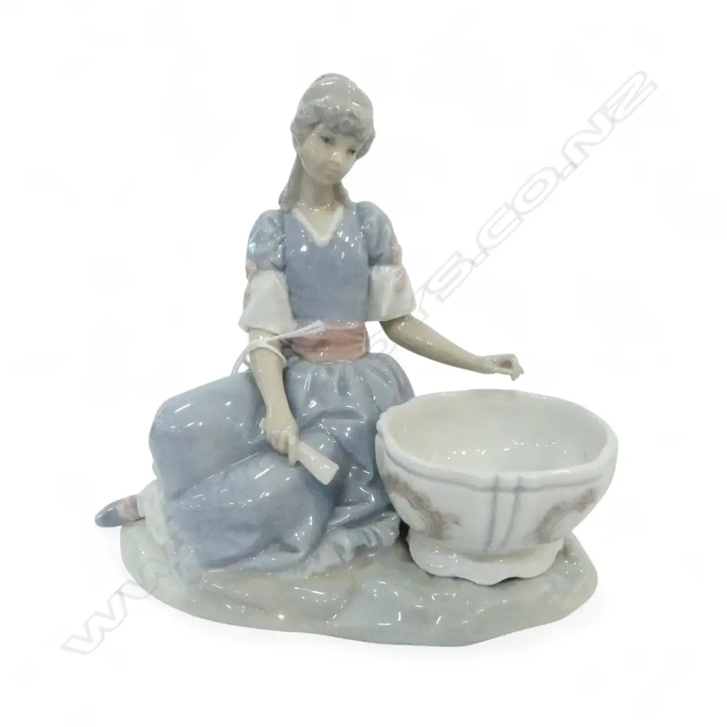 LLADRO #4713 GIRL JEWELLERY DISH H.180mm Image 1++