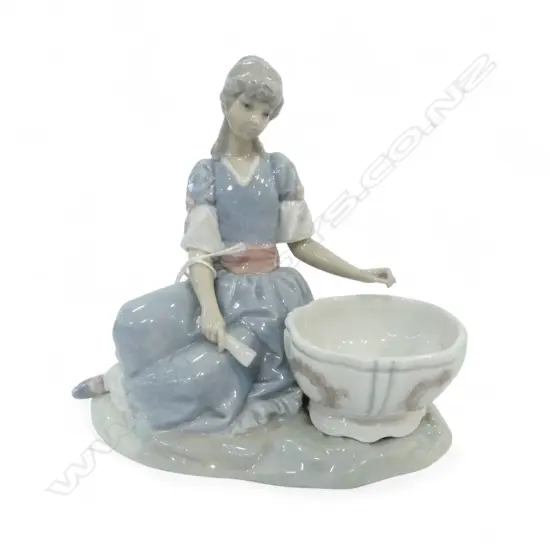 LLADRO #4713 GIRL JEWELLERY DISH H.180mm