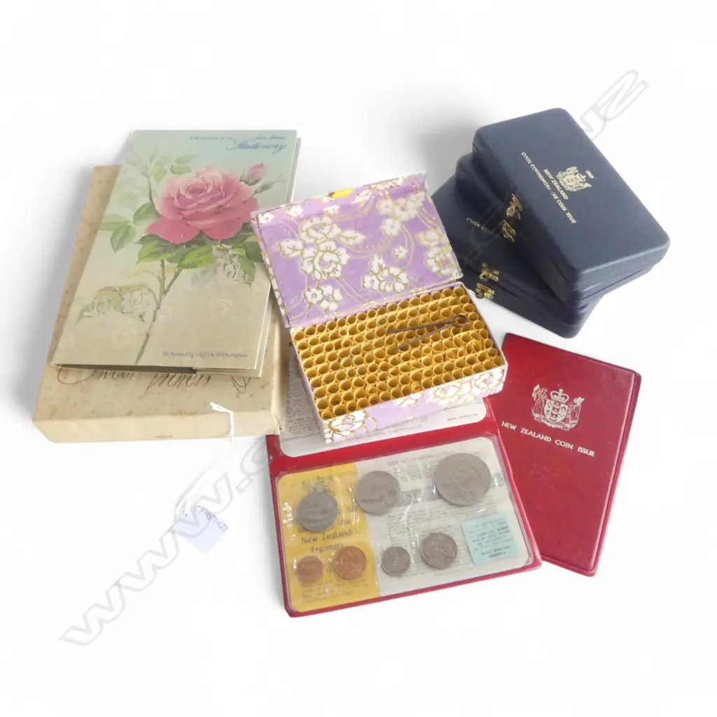 N.Z. COIN ISSUE 1970 + EMPTY, FOUR EMPTY N.Z. COM. COIN CASES, 2 FANCY PERFUMED STATIONARY BOXES + OTHER Image 1++