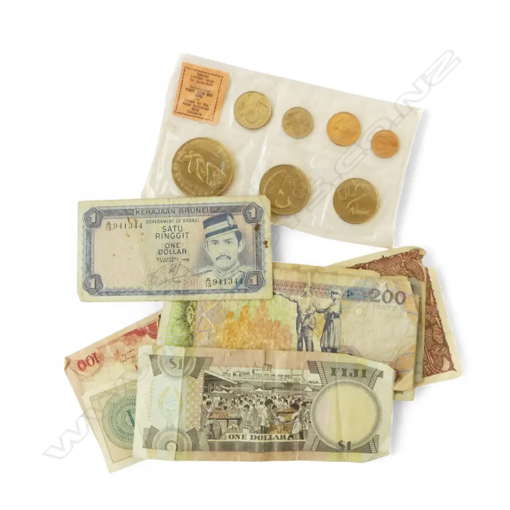 14 PAPER BANK NOTES FROM, FIJI, AUSTRALIA, SOUTH EAST ASIA, PLUS UNCIRCULATED FULL  SET OF COOK ISLANDS COINAGE 1972 Image 1++