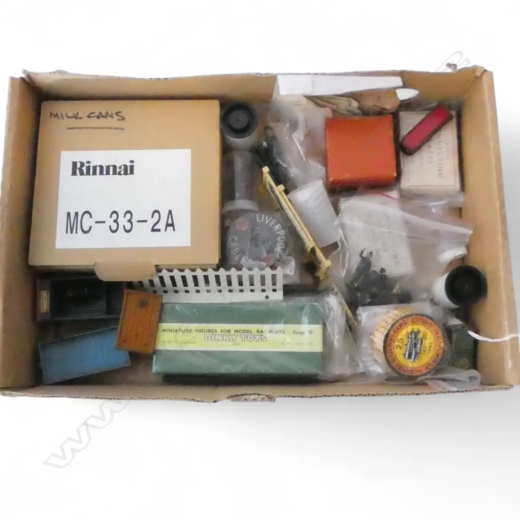TRAY OF DINKY MODEL RAILWAY FIGURES & ACCESORIES Image 1++