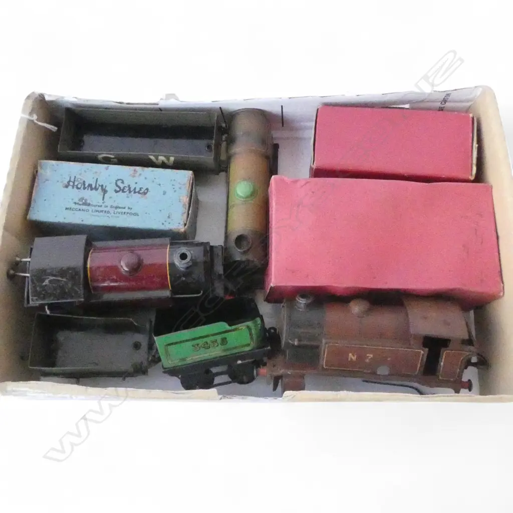 TRAY OF VINTAGE HORNBY CARRAGES ENGINES & ENGINE PARTS. Includes NZR engine top section Image 1++
