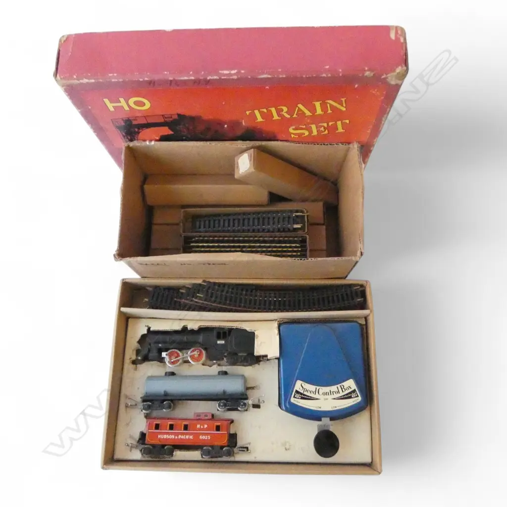 BOXED HO ELECTRIC TRAIN SET & ADDITIONAL TRACK Image 1++