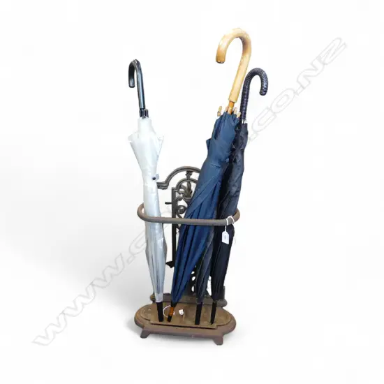 CAST IRON UMBRELLA STAND & 4 UMBRELLAS, stand H.520mm
