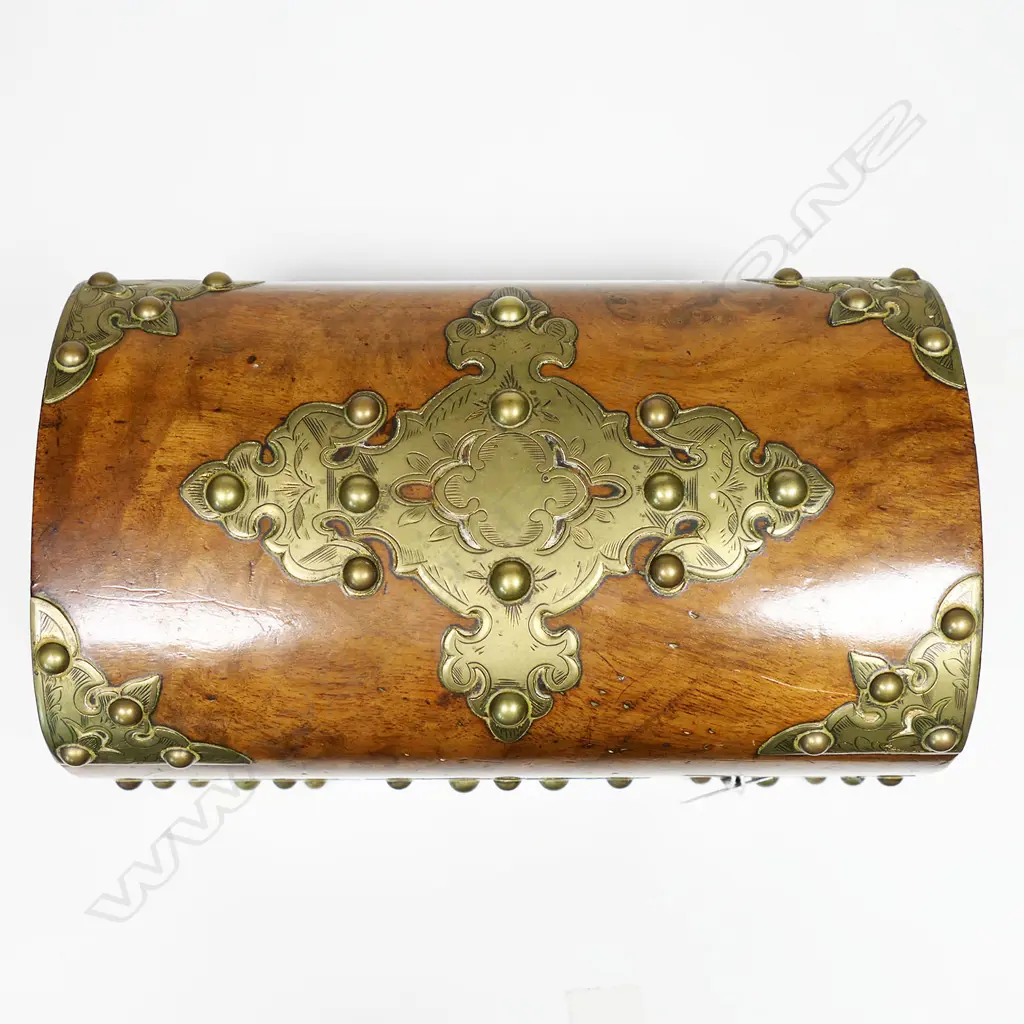 A Victorian walnut tea caddy, Image 1++