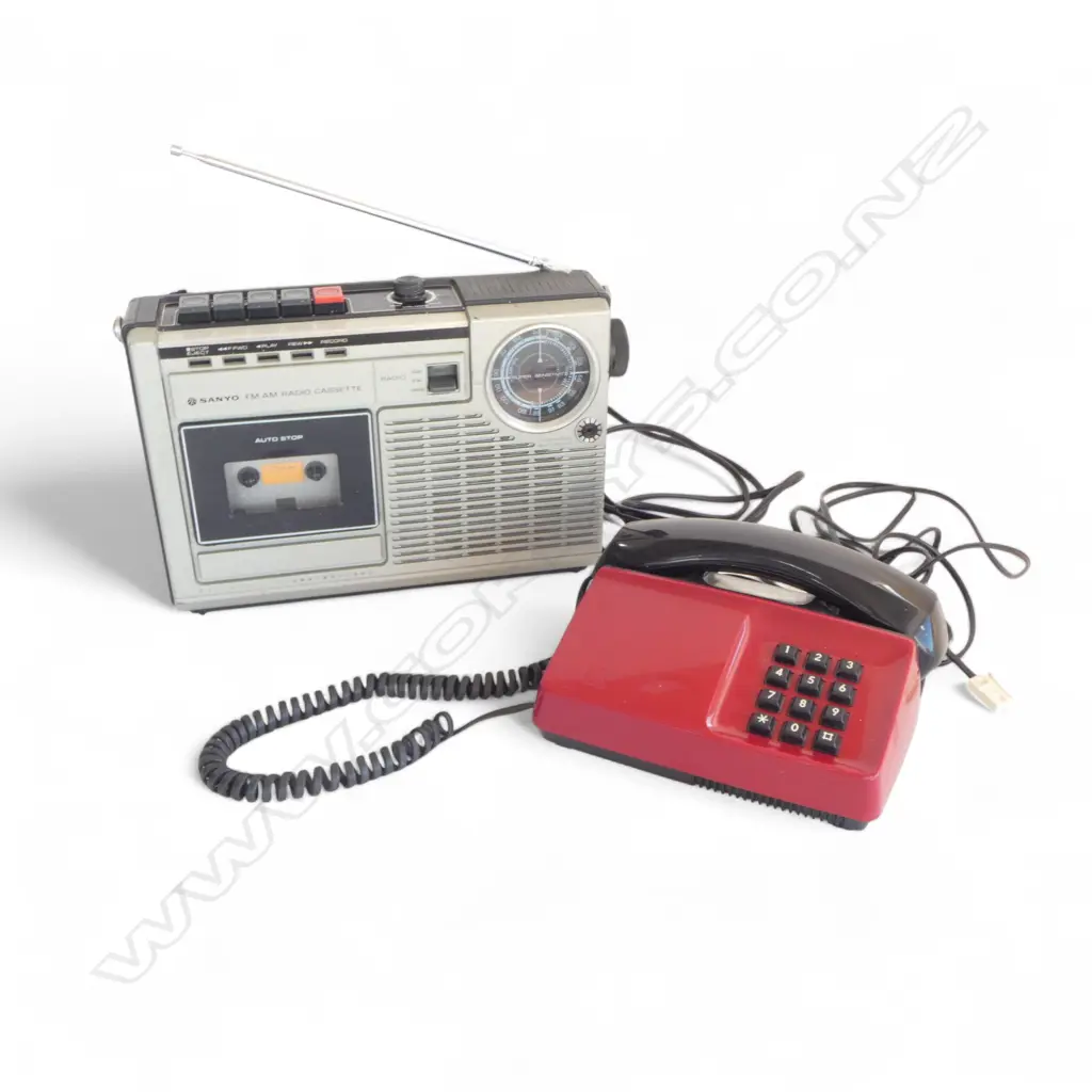 VINTAGE ERICSON RED & BLACK TELEPHONE + SANYO CASSETTE PLAYER FM RADIO Image 1++